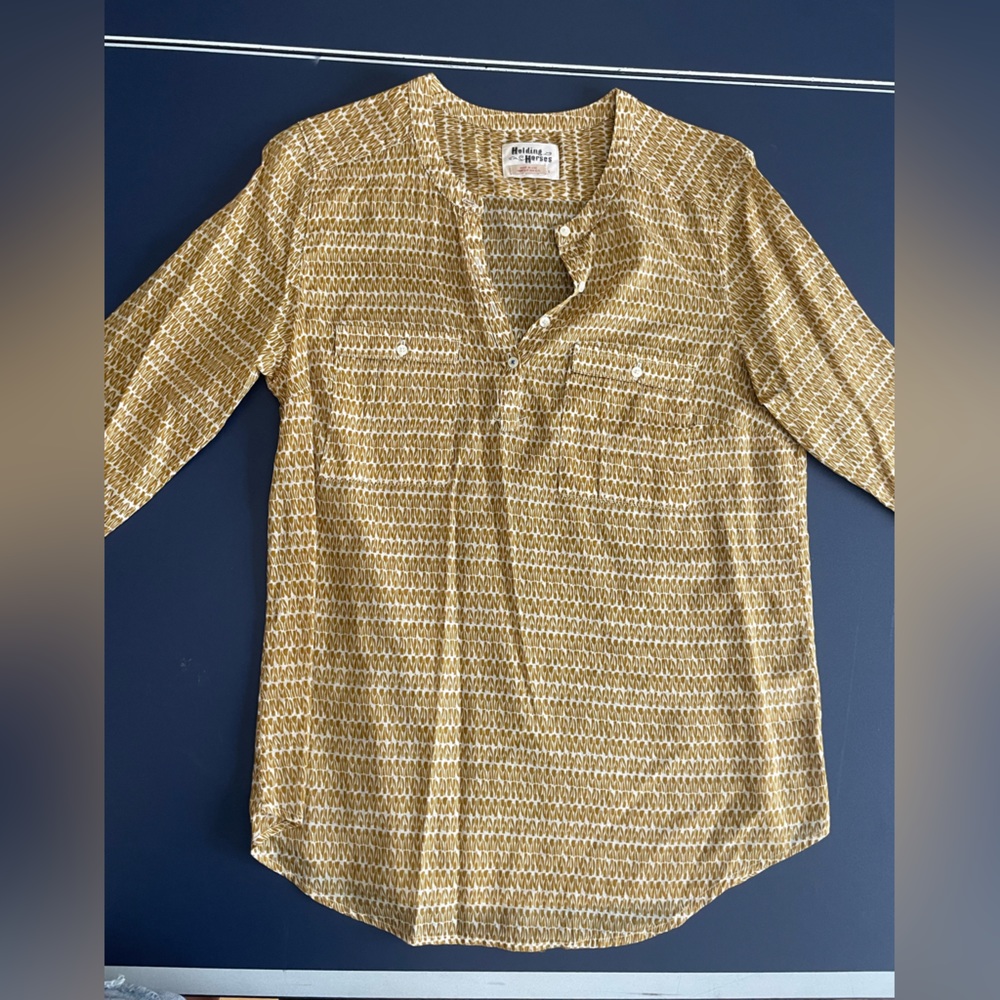 Iike new, women’s Holding Horses size 6 top